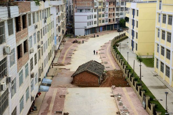 Маникюрный дом расположен посреди строящейся дороги в Наньнине, Гуанси-Чжуанский автономный район