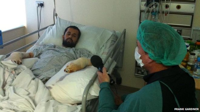 Фрэнк Гарднер берет интервью у раненного полицейского в 2011 году