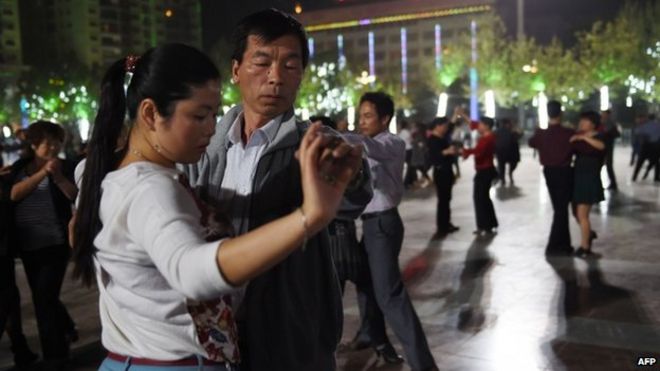 На этом снимке, сделанном 15 апреля 2015 года, изображены танцы ханьцев на центральной площади в Хотане, в западном китайском регионе Синьцзян