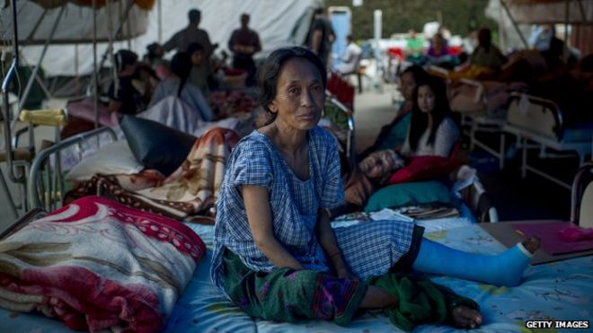 Женщина во временном лагере после недавнего землетрясения в Непале