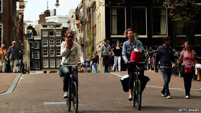 Велосипедисты в Амстердаме - файл фото