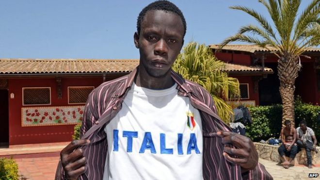 Мигрант в приемном центре на Сицилии - файл фото