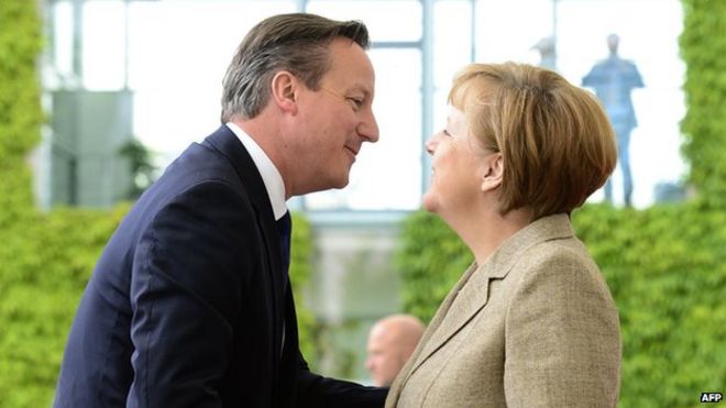 Дэвид Кэмерон и Ангела Меркель приветствуют друг друга в Берлине