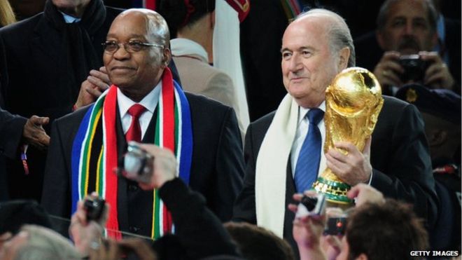 Президент ФИФА Зепп Блаттер и президент ЮАР Джейкоб Зума готовятся представить трофей Кубка мира в Испании 11 июля 2010 года в Йоханнесбурге, Южная Африка