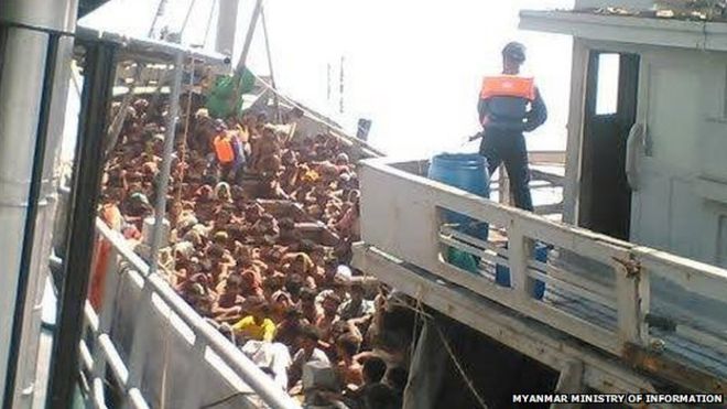 Изображение лодки-мигранта, которую Мьянма сообщает, что ее подняли 29 мая 2015 года, опубликовано на странице Министерства информации Мьянмы в Facebook