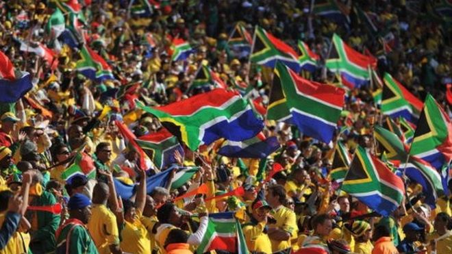 Сторонники Южной Африки развевают национальные флаги во время церемонии открытия чемпионата мира по футболу 2010 года
