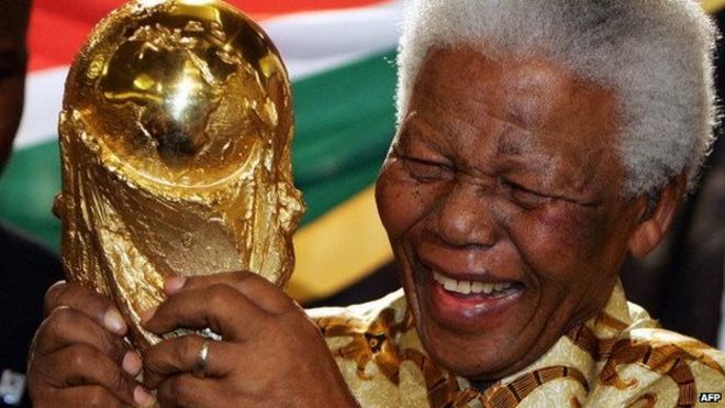 Экс-президент Южной Африки Нельсон Мандела получил кубок мира в мае 2004 года