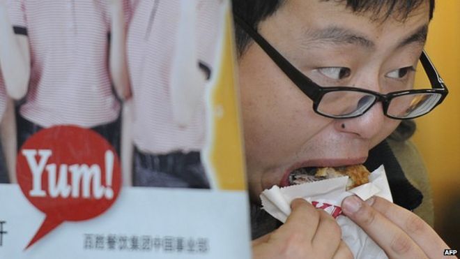 Мужчина ест в KFC в Китае