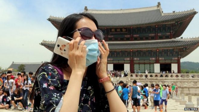 Китайский турист в Сеуле носит маску для предотвращения заражения - 1 июня
