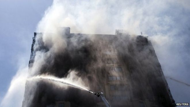 Дым из многоэтажного жилого дома загорелся в Баку, Азербайджан