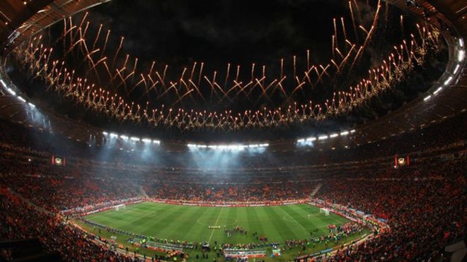 Фейерверк взорвался, когда команда Испании празднует победу в финале Кубка мира 2010 по футболу на стадионе Soccer City 11 июля 2010 года в Йоханнесбурге
