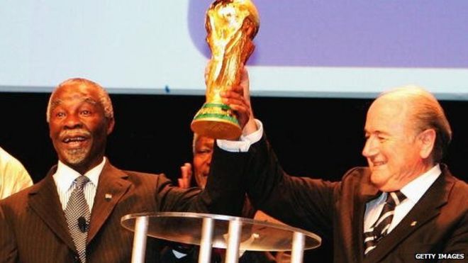 Бывший президент Южной Африки Табо Мбеки (слева) и президент ФИФА Зепп Блаттер (справа) в 2006 году