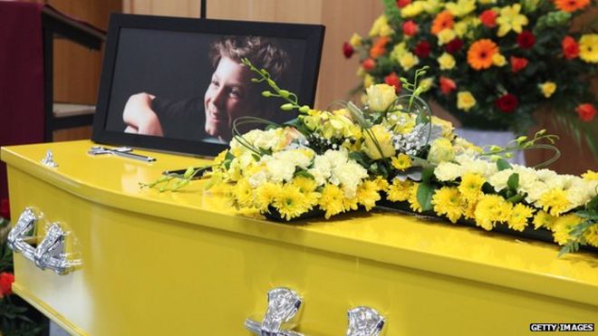 Фотография Люка Бэтти на гробу на его похоронах, 2014