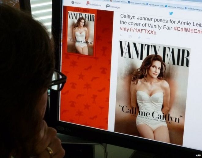 Журналист просматривает твиттер-сайт Vanity Fair в Твиттере с Кейтлин Дженнер, которая будет представлена ​​на июльской обложке журнала.