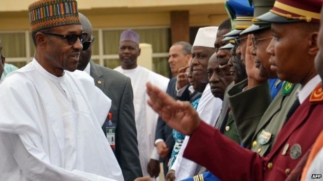 Президент Нигерии Мухаммаду Бухари (слева) пожимает руку офицерам в Нигере