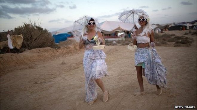 Две женщины на фестивале Burning Man