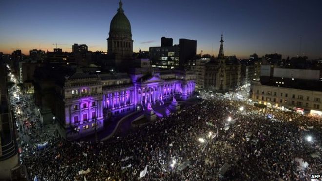 Буэнос-Айрес протестует вне конгресса. 3 июня 2015