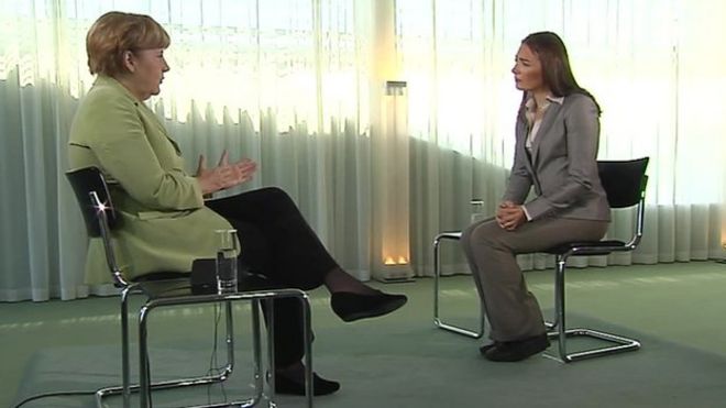 Канцлер Меркель говорит с Катей Адлер из BBC