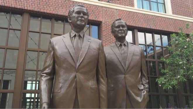 Статуи Буша возле Президентской библиотеки