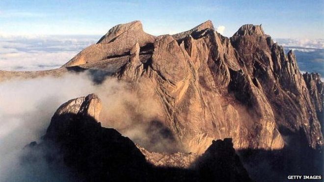 На этом недатированном фото показана гора Кинабалу, самая высокая вершина Юго-Восточной Азии, в штате Сабах в Восточной Малайзии