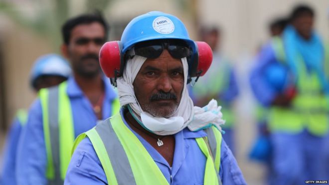 Рабочий на стадионе Аль-Вакра в Катаре