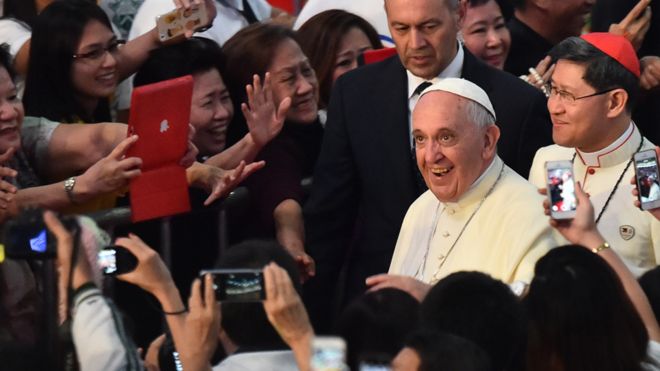 Папа в толпе на Филиппинах