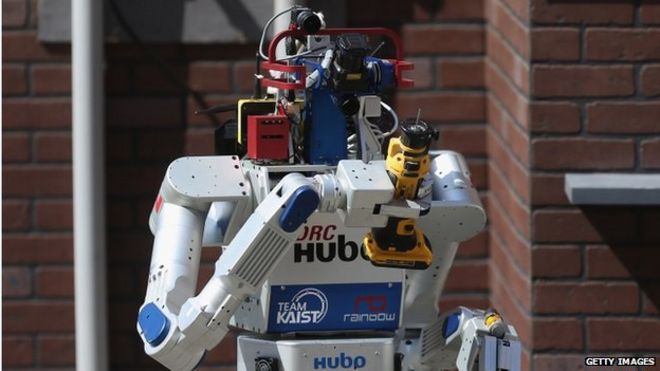Робот DRC-Hubo участвует в Darpa Robotics Challenge в Помоне, Калифорния, 6 июня 2015 года