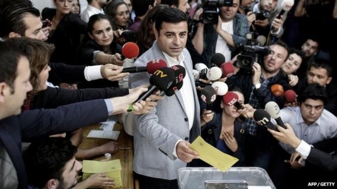 Селахаттин Демирташ, сопредседатель прокурдской Народно-демократической партии (HDP), голосует в Стамбуле 7 июня 2015 года
