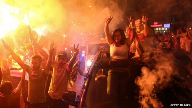 Сторонники прокурдской Народно-демократической партии (HDP) празднуют результаты досрочных выборов в Диярбакыре, Турция (07 июня 2015 г.)