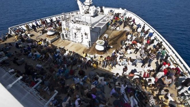 Спасенные мигранты благополучно на борту HMS Bulwark в Средиземном море