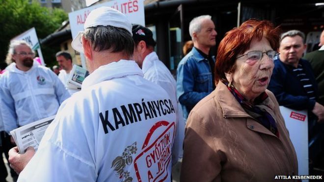 Активист и сочувствующий ультраправой партии Джоббик, в белом, появляются на предвыборной кампании венгерских левых оппозиционных партий в Будапеште