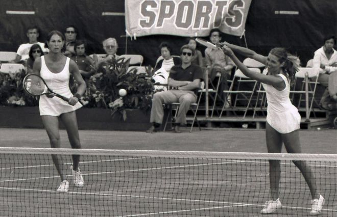 Рене Ричардс и Бетти Энн Стюарт играют в финале парного турнира US Open в 1977 году