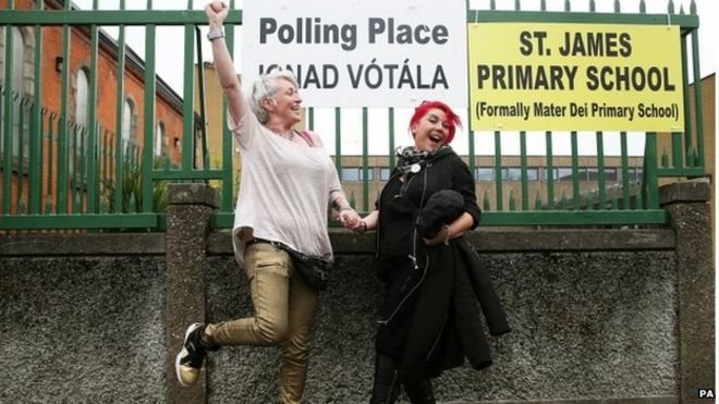 Лесбийская пара Хелен Брассил (слева) и Шэрон Уэбб после голосования в начальной школе Сент-Джеймс, Дублин, на референдуме о однополых браках, май 2015 г.
