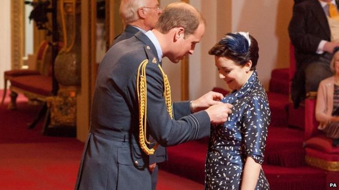 Герцог Кембриджский вручает Шеридан Смит свою медаль за ВТО в инвестиционной программе Букингемского дворца в мае 2015 года