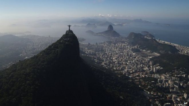 Статуя Христа-Искупителя стоит над горизонтом Рио-де-Жанейро, Бразилия