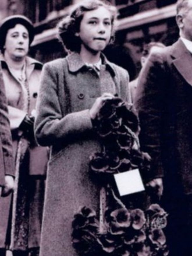Жаклин Таннер в 1949 г. возлагает венок к кенотафу в Уайтхолле от имени Ассоциации выживших в Ланкастрии.