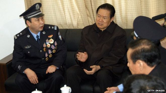 Чжоу сидит с полицией 1 февраля 2006 г.