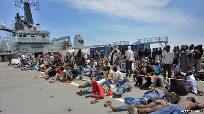Мигранты на борту HMS Bulwark, спасенные Royal Marines после их попытки добраться до Италии на лодке из Ливии