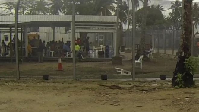 Вид через забор на территорию, где находятся заключенные, на острове Манус, PNG (июнь 2015 года)