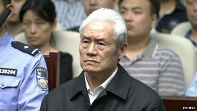 Чжоу Юнкан присутствует на заседании суда в Тяньцзи, Китай, 11 июня 2015 года.