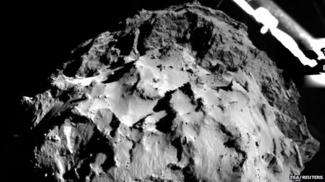 Фото из архива: комета 67P / CG, полученная прибором Rolis на аппарате Philae во время спуска с расстояния примерно 3 км (1,86 мили), 12 ноября 2014 г.