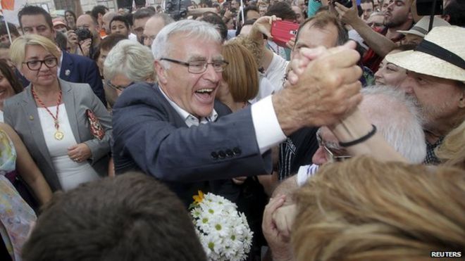 Новый мэр Валенсии Джоан Рибо (С) из Компромиса приветствует людей на ратушной площади 13 июня 2015 года