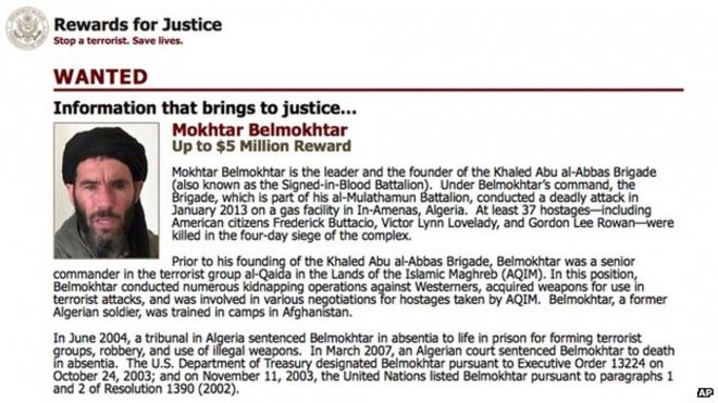Плакат "Разыскивается за справедливость" Государственного департамента США "Разыскивается за справедливость" демонстрирует выстрел Мохтара Белмохтара