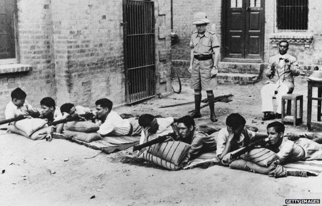 около 1940: Университетский учебный корпус в Лахоре, Индия, учится стрелять.