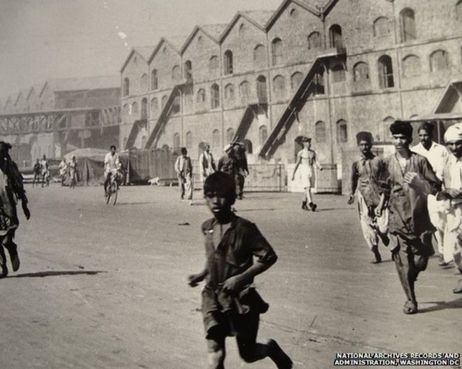 Местные жители бегут из доков в Бомбее в 1944 году, в результате крупной аварии военного времени погибли сотни