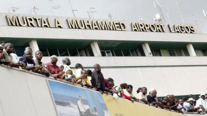 Люди в аэропорту в Лагосе, Нигерия - архивные снимки