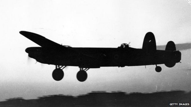 Avro Lancaster отправляется на бомбардировку