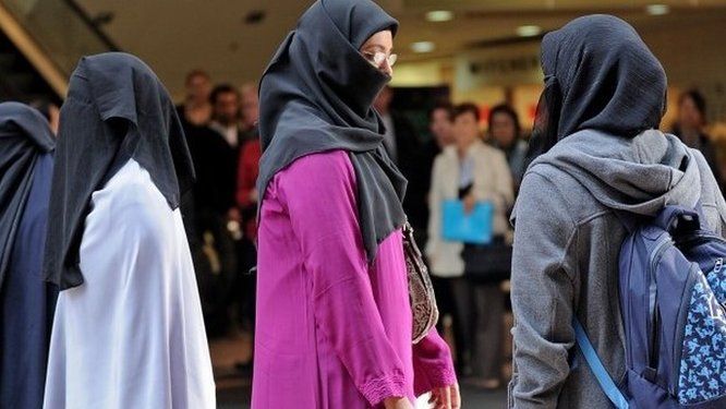 Women wearing veils at a protest in Sydney in 2010