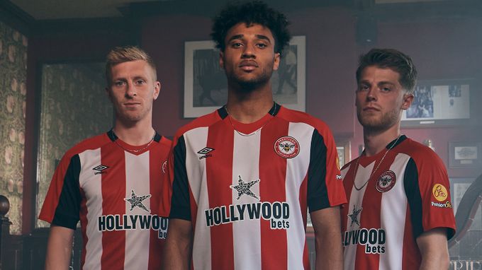 Brentford unveil new home kit - BBC Sport