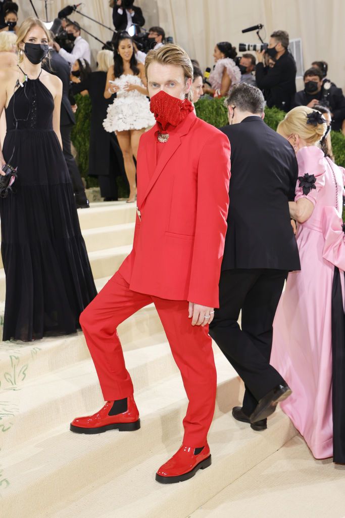Финнеас О'Коннелл в красном костюме